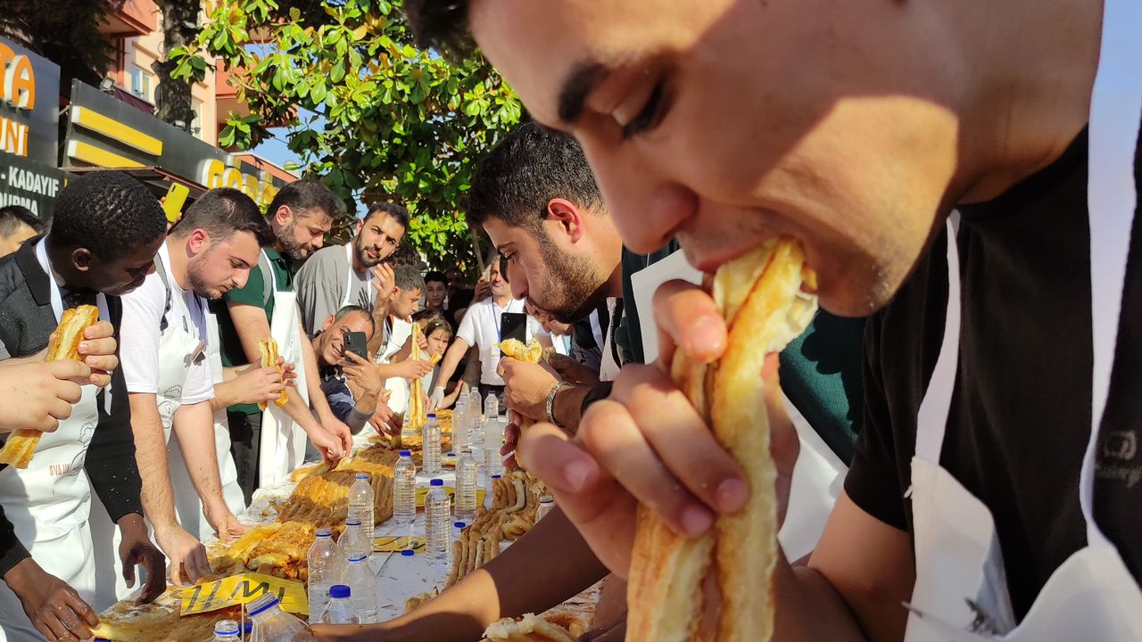 Bursa'da 3 bin lira için metrelerce börek yediler