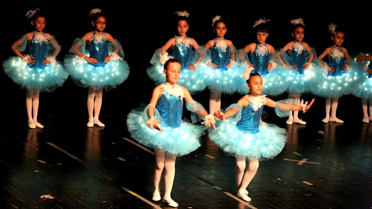 Bursa'da küçük balerinlerden büyük gösteri