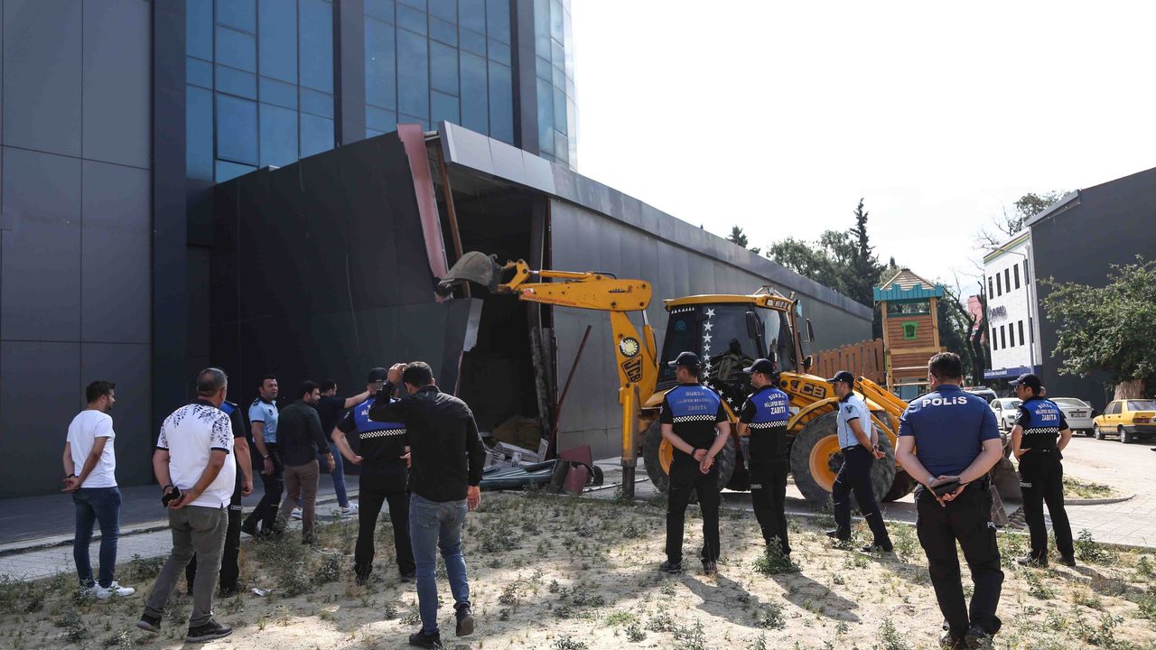 Nilüfer'de iş merkezine ait kaçak bölümler yıkıldı
