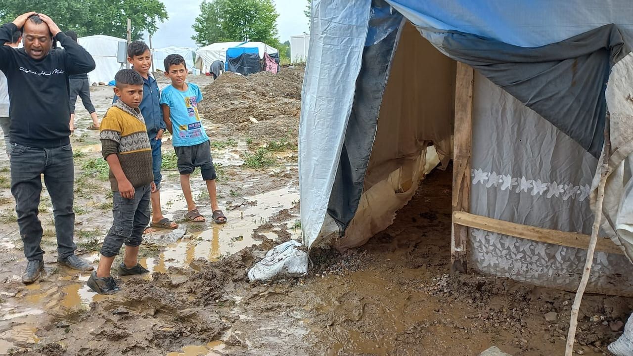 Bursa'da çadır kent sular altında kaldı