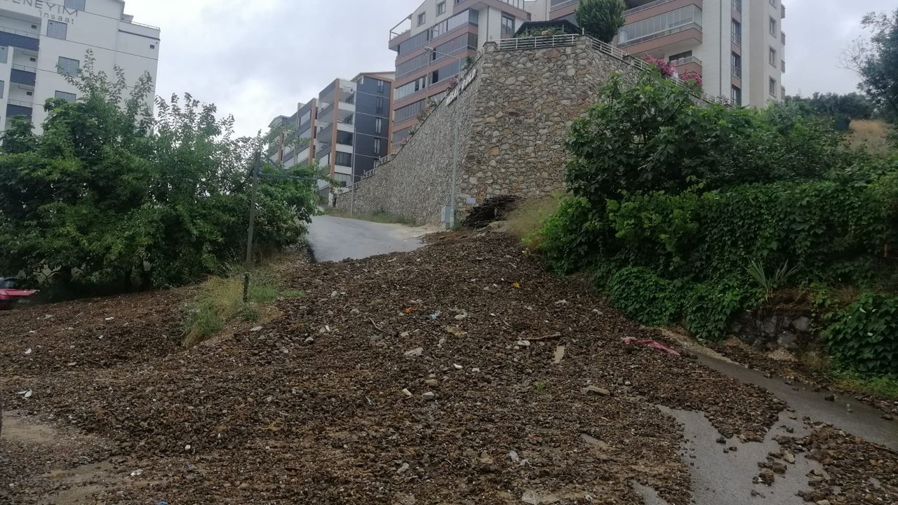 Bursa'da okul bahçesi çamurla doldu