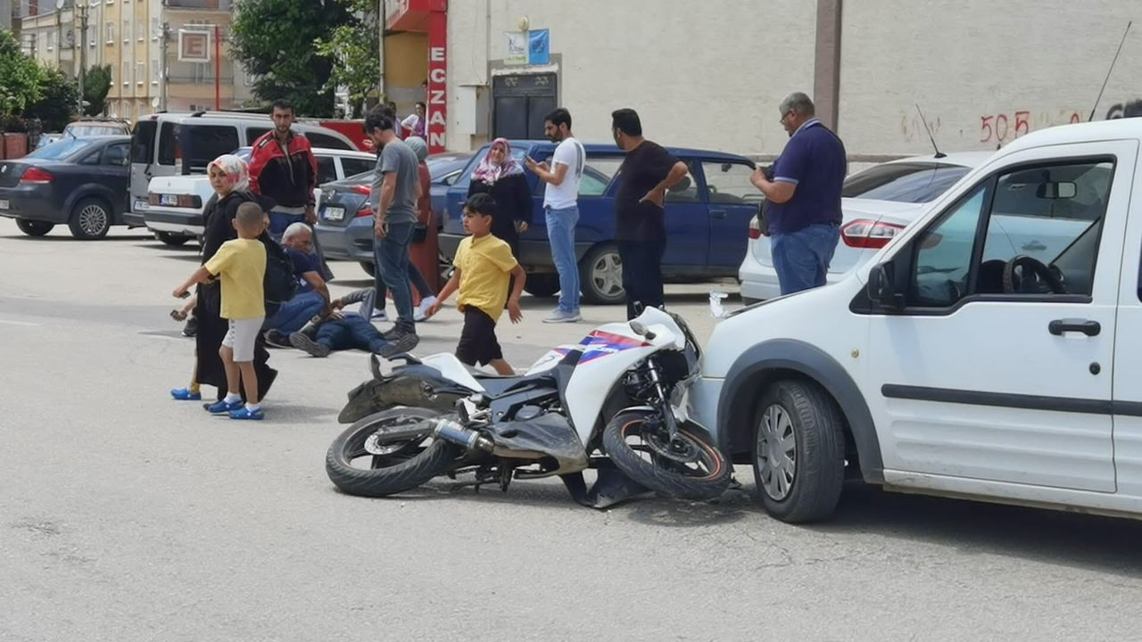 Bursa'da motosiklet araca saplandı