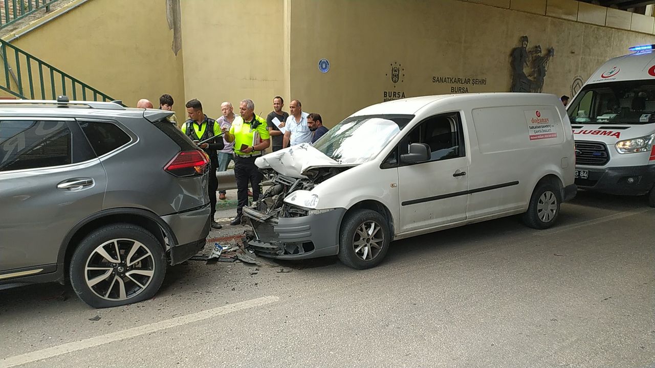 Bursa'da otomobile arkadan çarpan sürücü yaralandı!