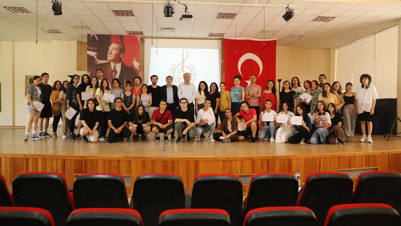 Bursa Zeki Müren Güzel Sanatlar Lisesi, ‘desen’ yarışmasına damga vurdu