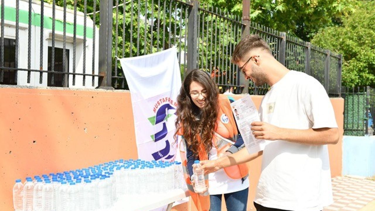 Mustafakemalpaşa Belediyesi öğrencilere su dağıttı