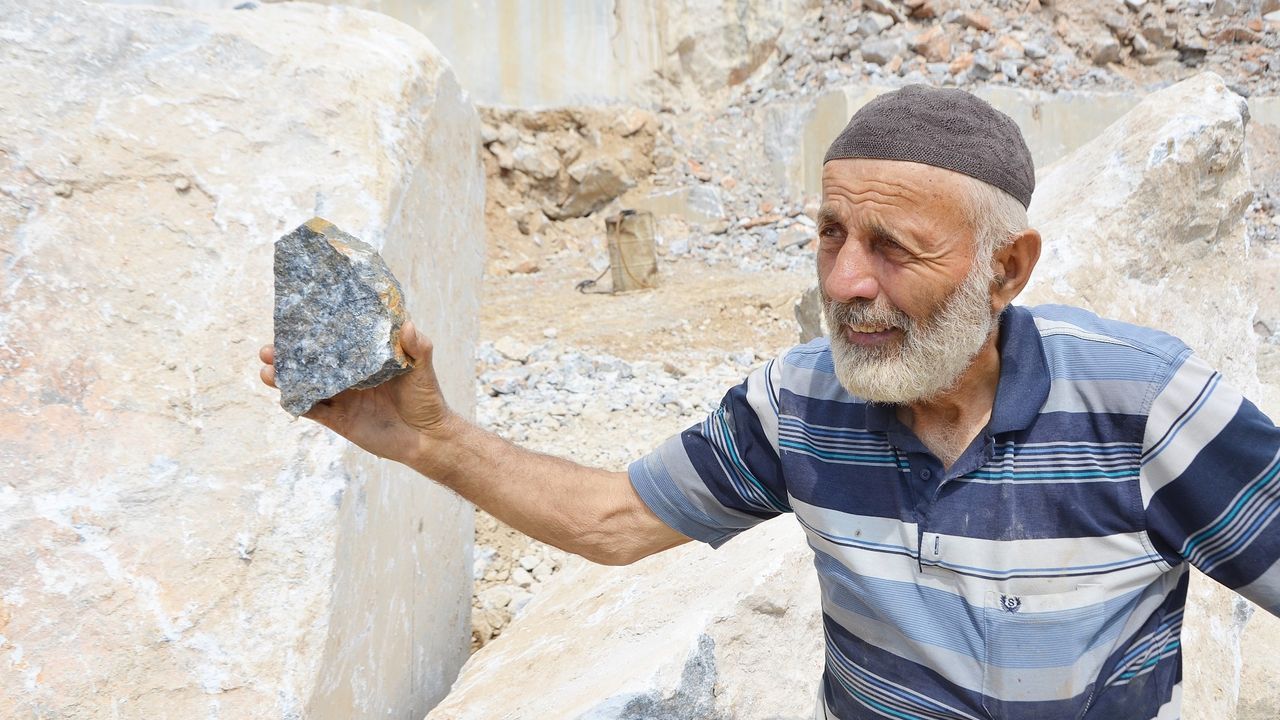 İznik’te yarım asırdır ekmeğini taştan çıkartıyor