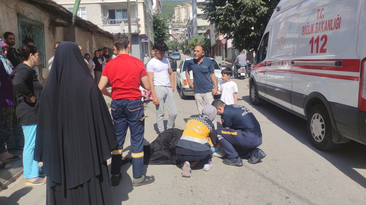 Bursa'da eşi ve çocuğunun gözü önünde otomobil çarptı