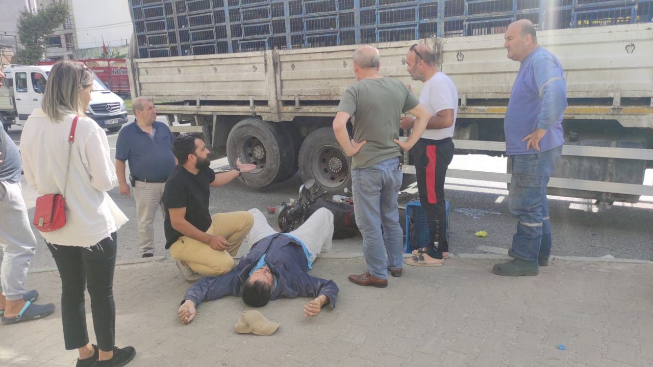 Bursa'da motosiklet kamyonla kaldırım arasına sıkıştı: 1 yaralı