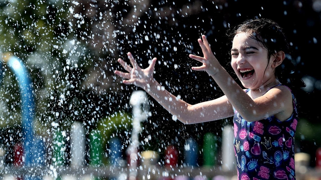 35 derece sıcakta bunalan çocuklar soluğu Su Oyunları Parkında aldı