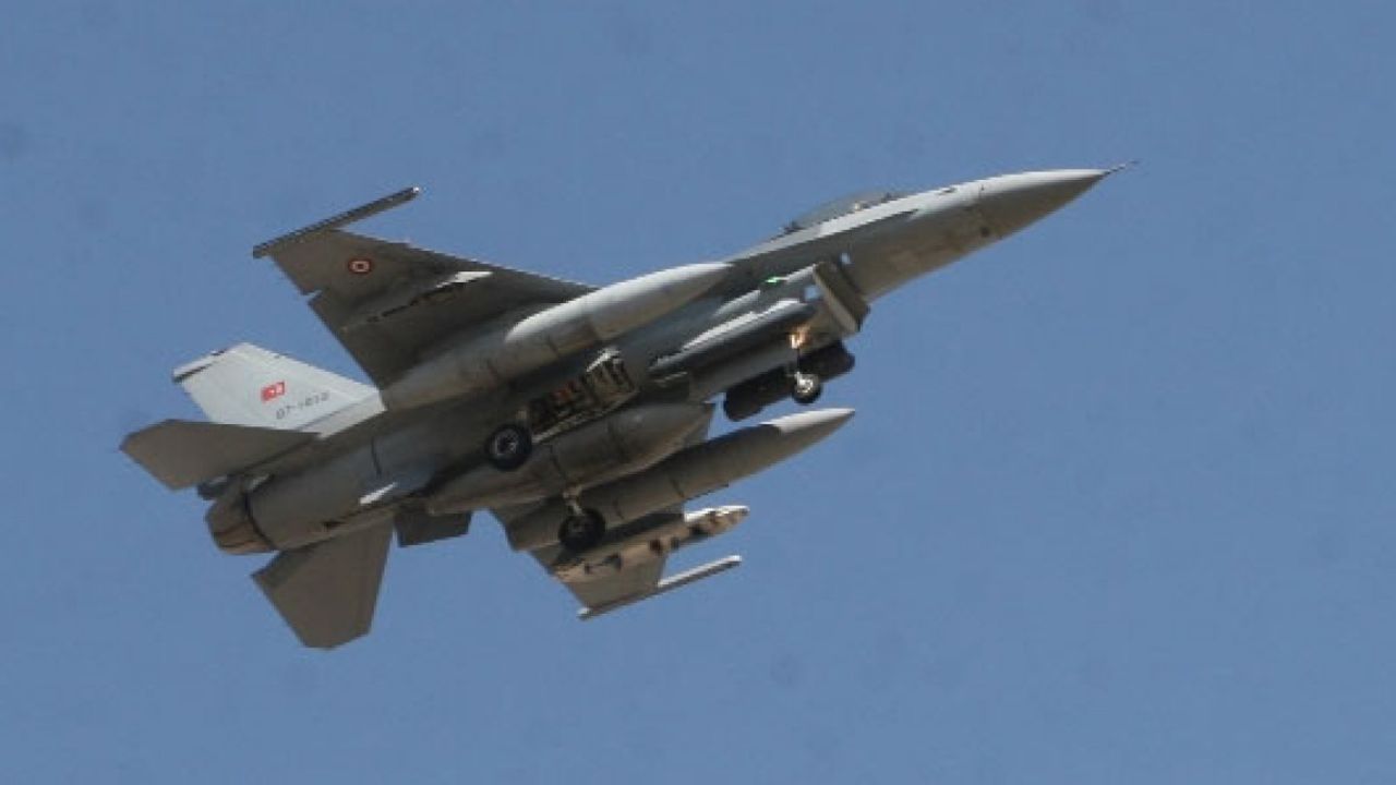 Türk F-16'larını Yunan uçakları yine taciz etti