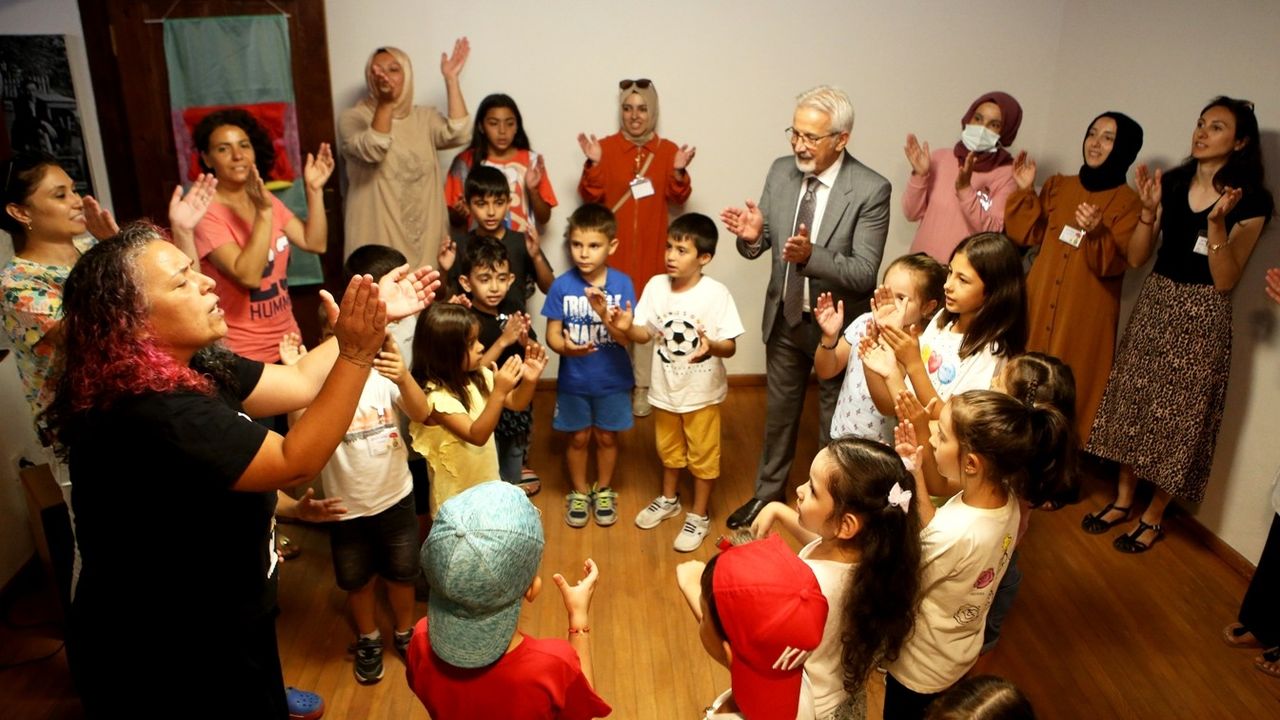 Başkan Erdem, çocuklarla kütüphanede buluştu