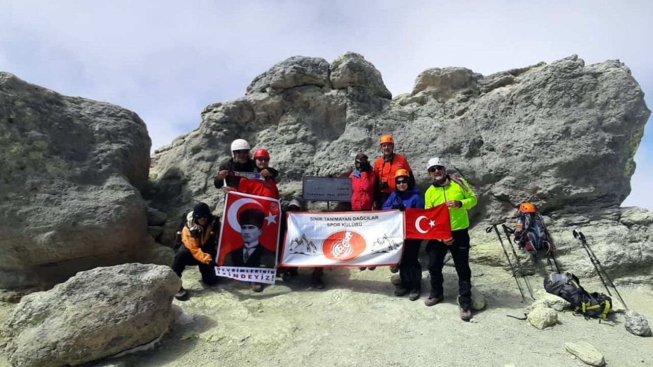 Bursalı dağcılar İran’ın en yüksek dağında Türk Bayrağı dalgalandırdı