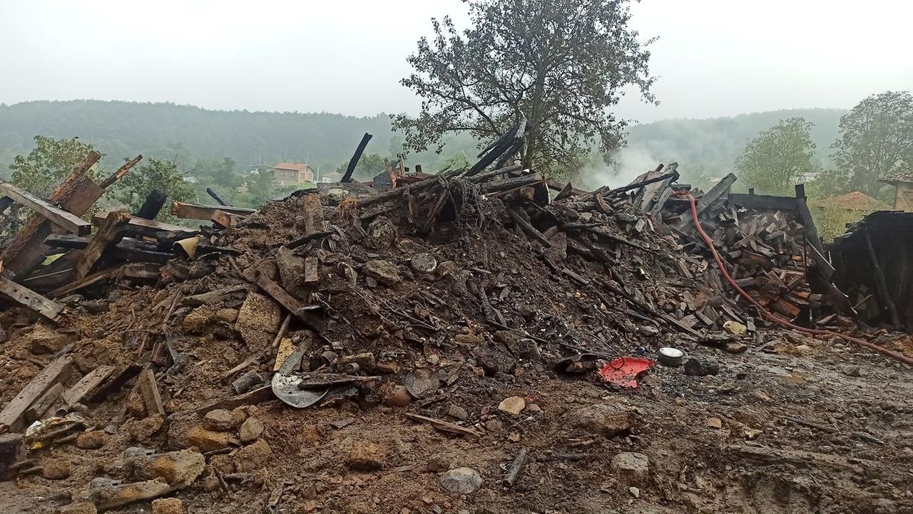 Bursa’da yangın, 3 kişilik aileyi evsiz bıraktı
