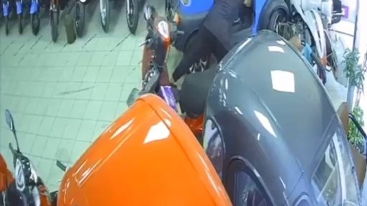Bursa'da viteste unutulan motosiklet, mağazada böyle harekete geçti