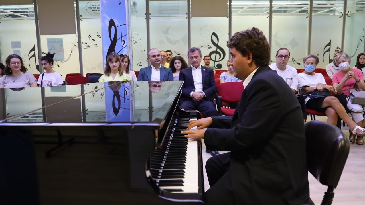 Bursa'da otizmli Taylan’dan piyano resitali