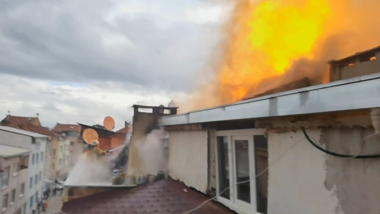 Bursa’daki ev yangınında patlama anı kameraya yansıdı