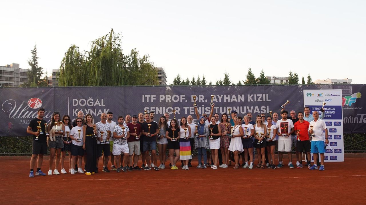 Bursa'da Prof. Dr. Ayhan Kızıl Senior Tenis Turnuvası sona erdi