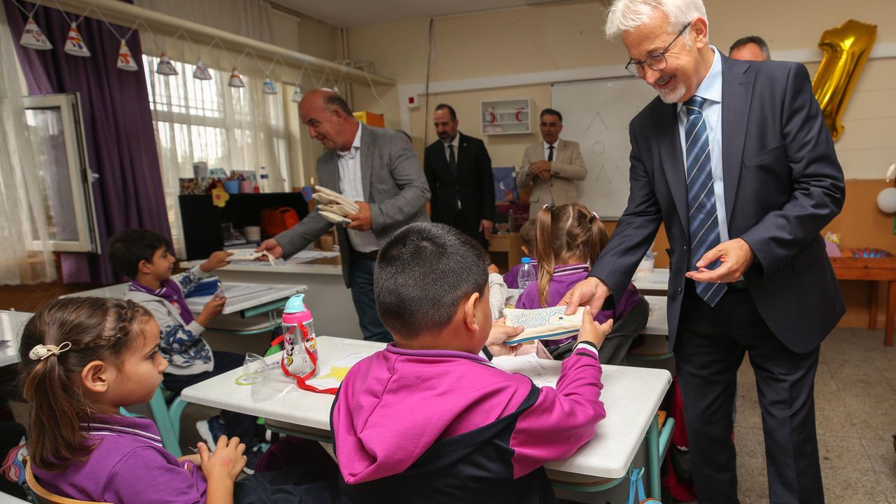 Başkan Turgay Erdem, öğrencilerin ilk derslerinde yanlarındaydı