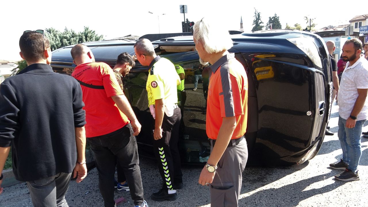 Bursa'da tur minibüsü hasta nakil aracına çarptı!