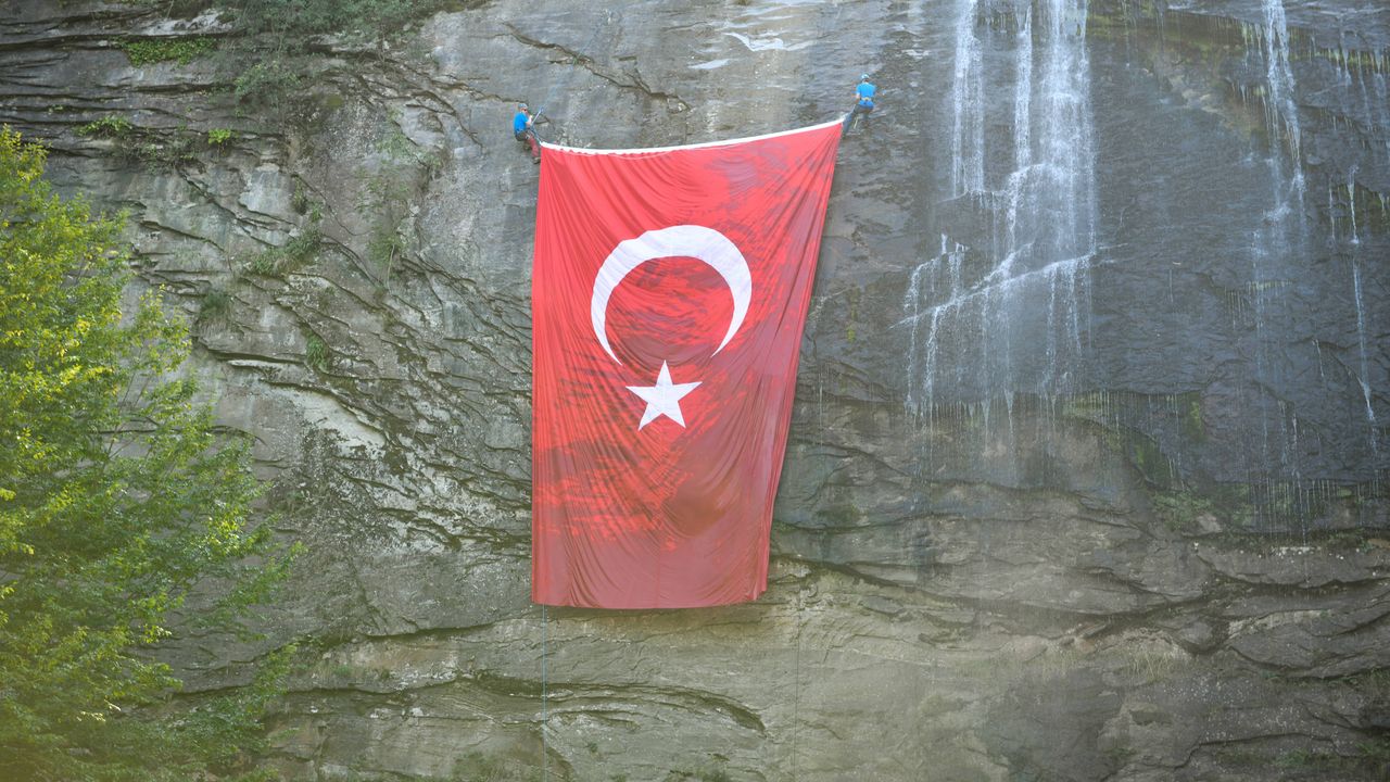 Dev Türk Bayrağı Suuçtu'nun güzelliğine güzellik kattı