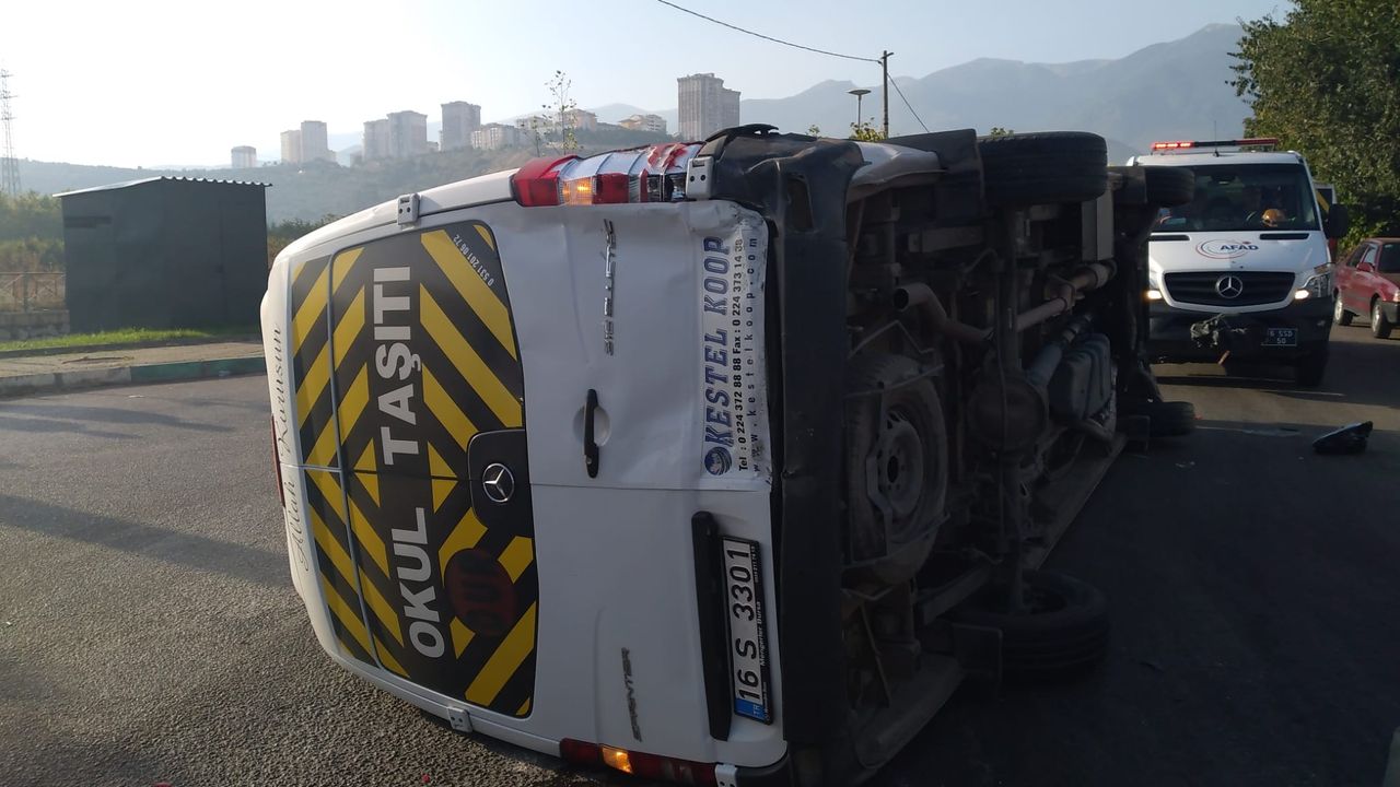 Bursa'da işçi servisi ile otomobil çarpıştı: 4 yaralı
