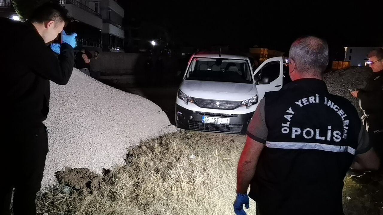 Bursa'da çaldıkları kargo aracının içini boşalttılar