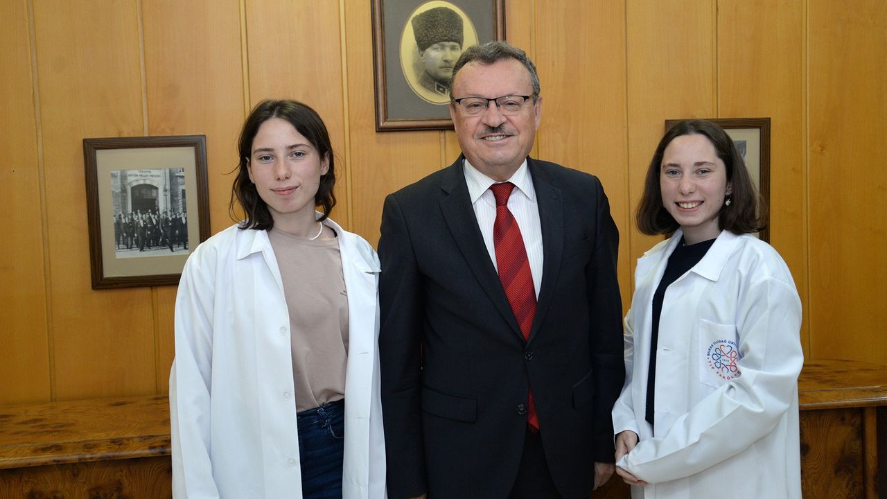 Uludağ Üniversitesi Tıp Fakültesini kazanan ikizlere Rektör’den doğum günü sürprizi