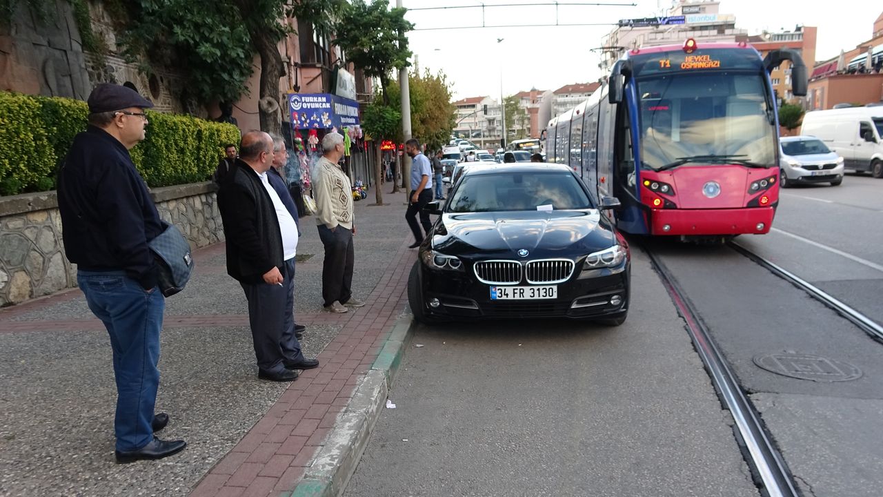 Bursa'da aracını tramvay yoluna bıraktı, yolcular isyan etti!