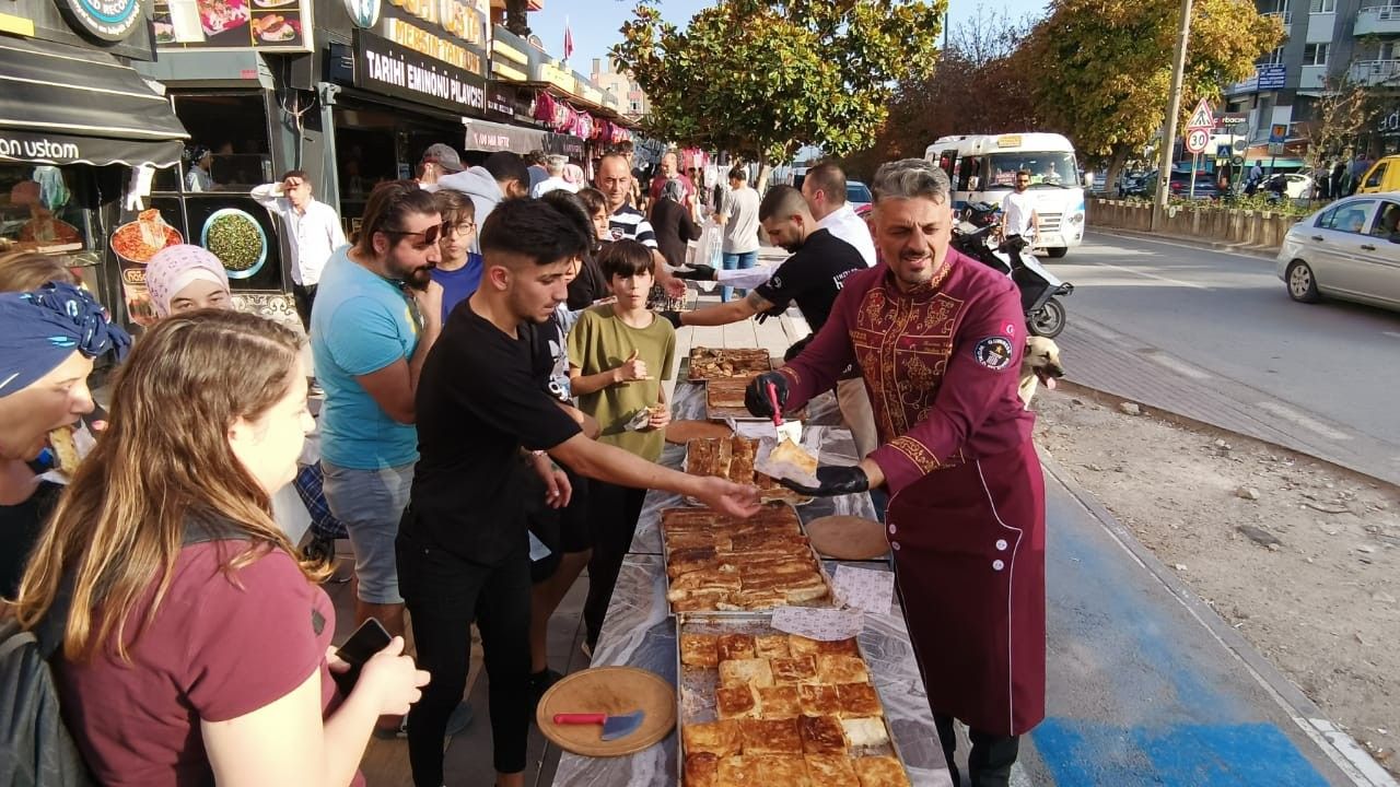 Bursa'da 250 kiloluk 150 metre böreği öğrencilere ikram etti