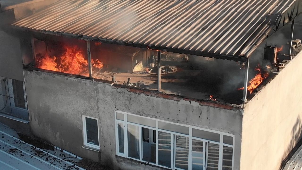 Bursa'da çatı katında büyük yangın!