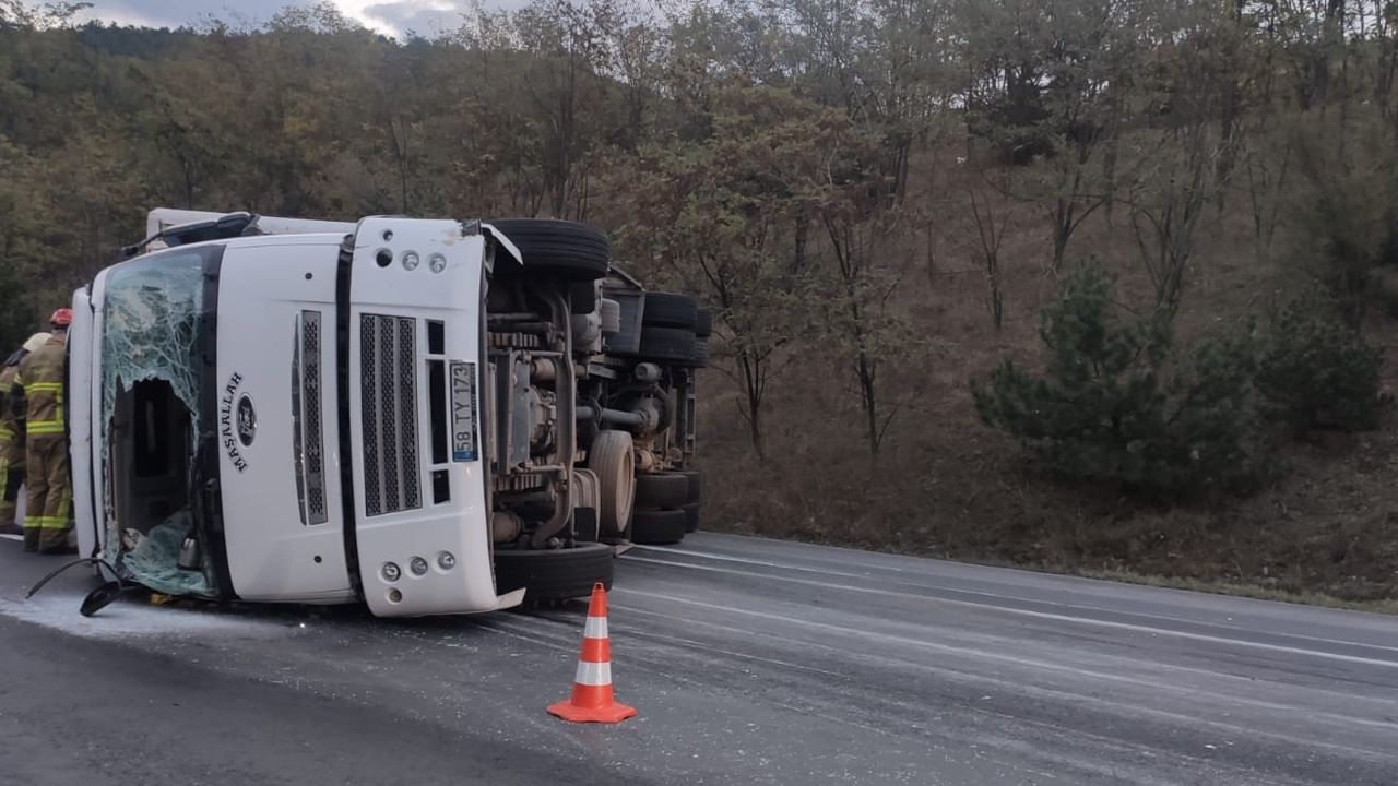 Bursa'da kamyon devrildi: 2 yaralı