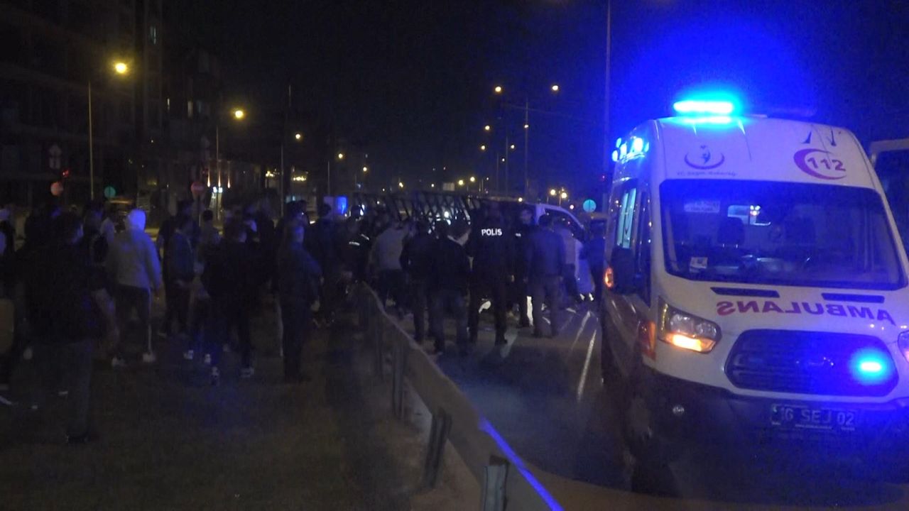 Bursa'da işçi servisi ile kamyonet çarpıştı! 4 yaralı