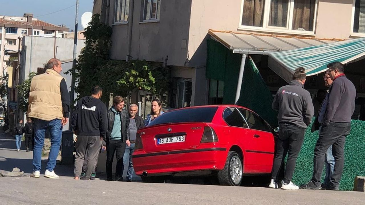Bursa'da otomobil kahveye daldı