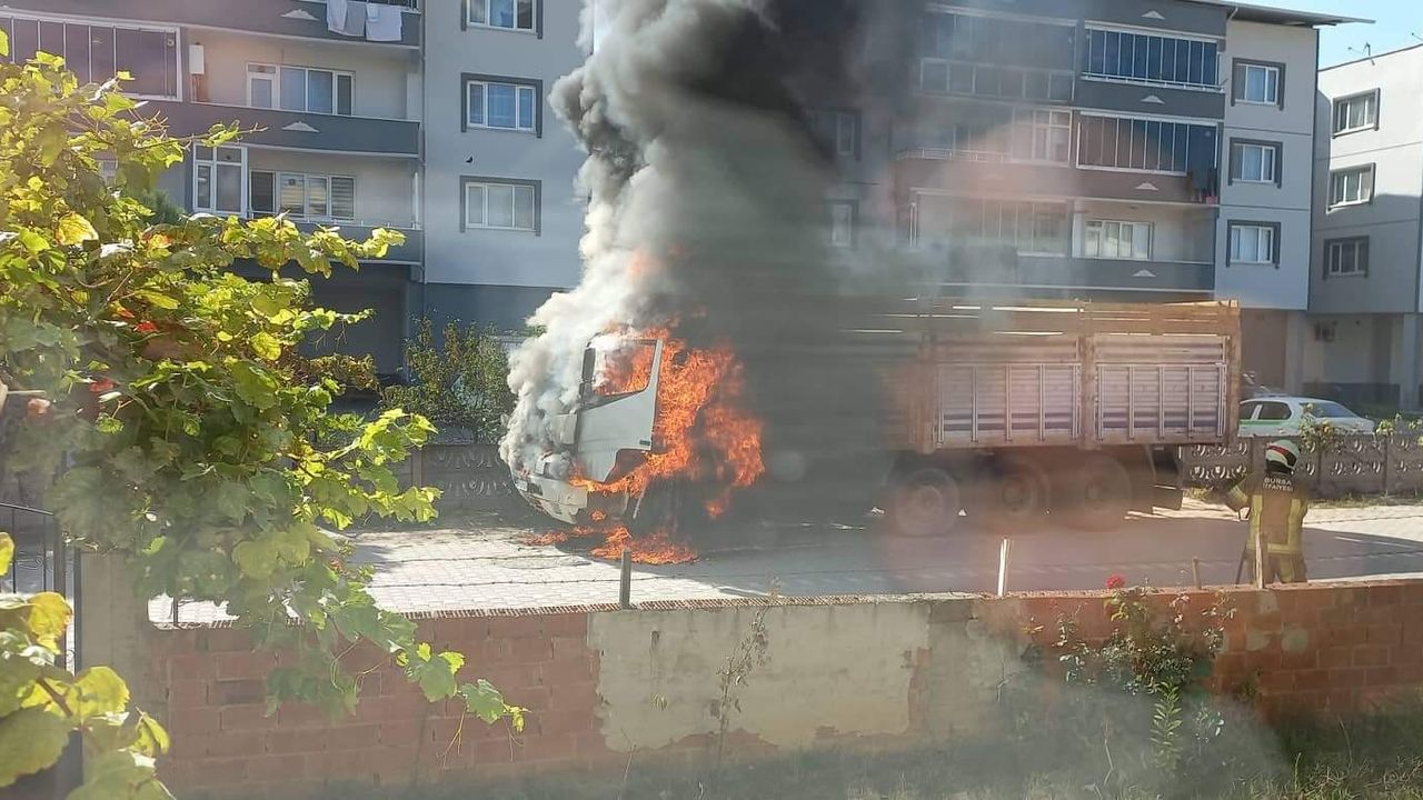 Bursa'da park halindeki kamyon alev alev yandı