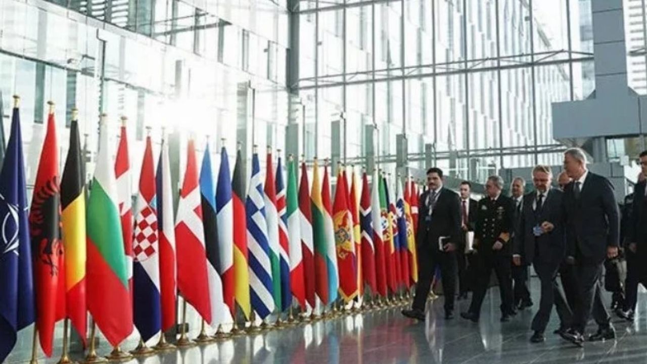 Bakan Akar, NATO Karargahı'nda