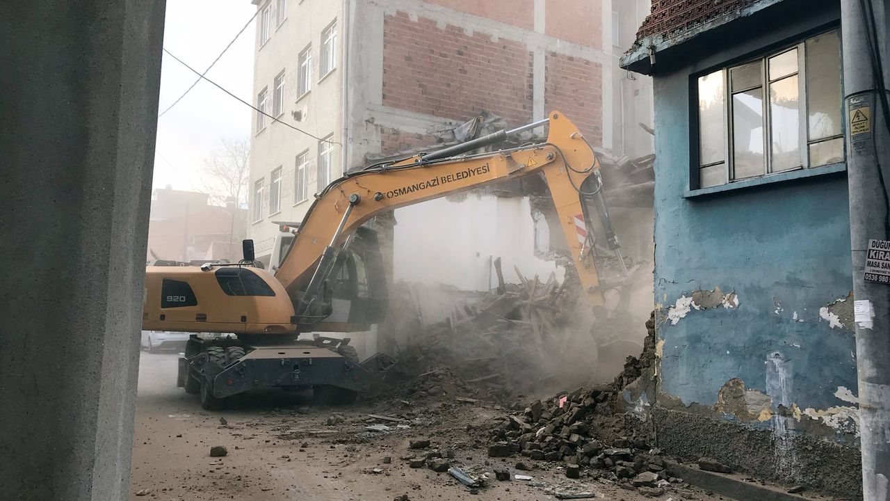 Osmangazi 'de 86 metruk bina yıkıldı