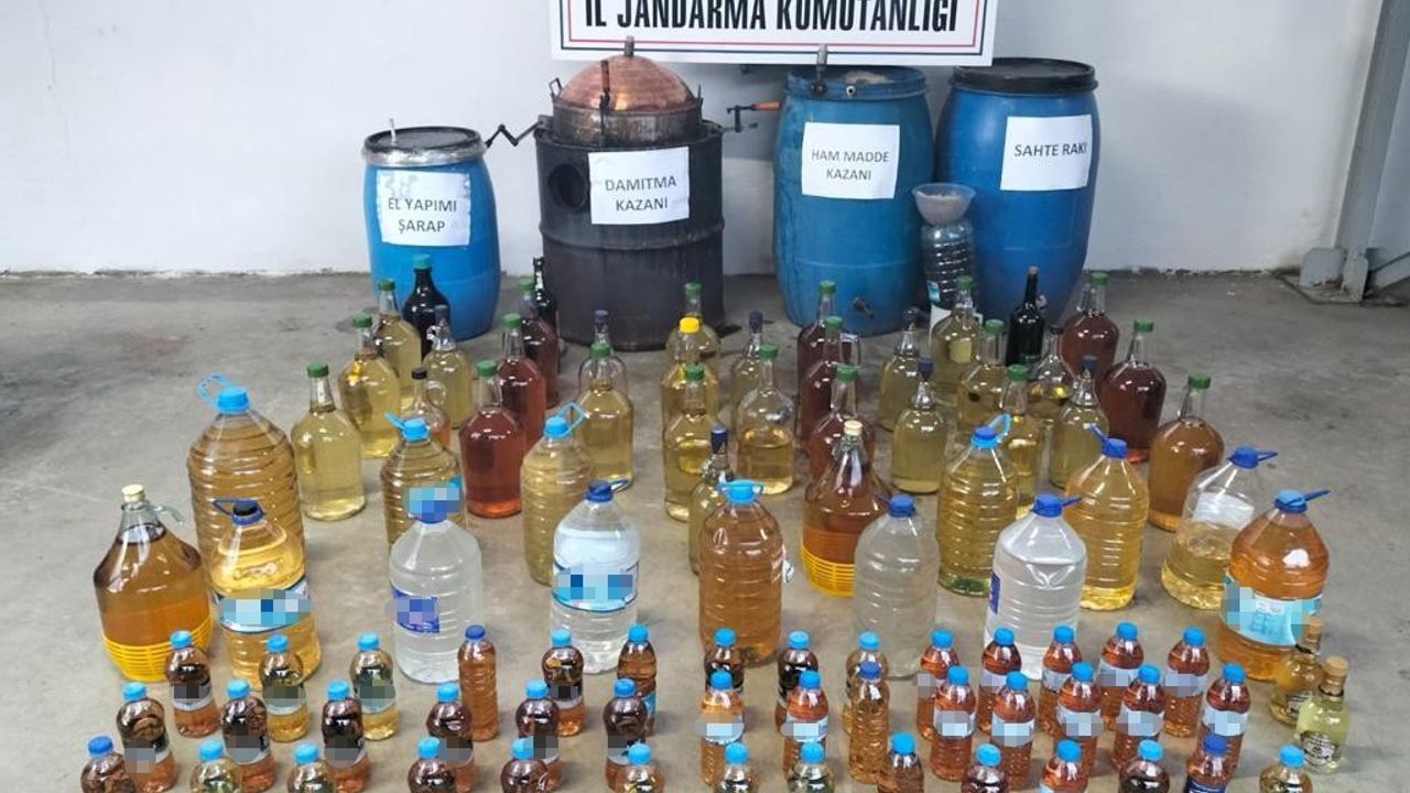 Bursa'da evlerini sahte alkol üretim tesisine çevirmişler