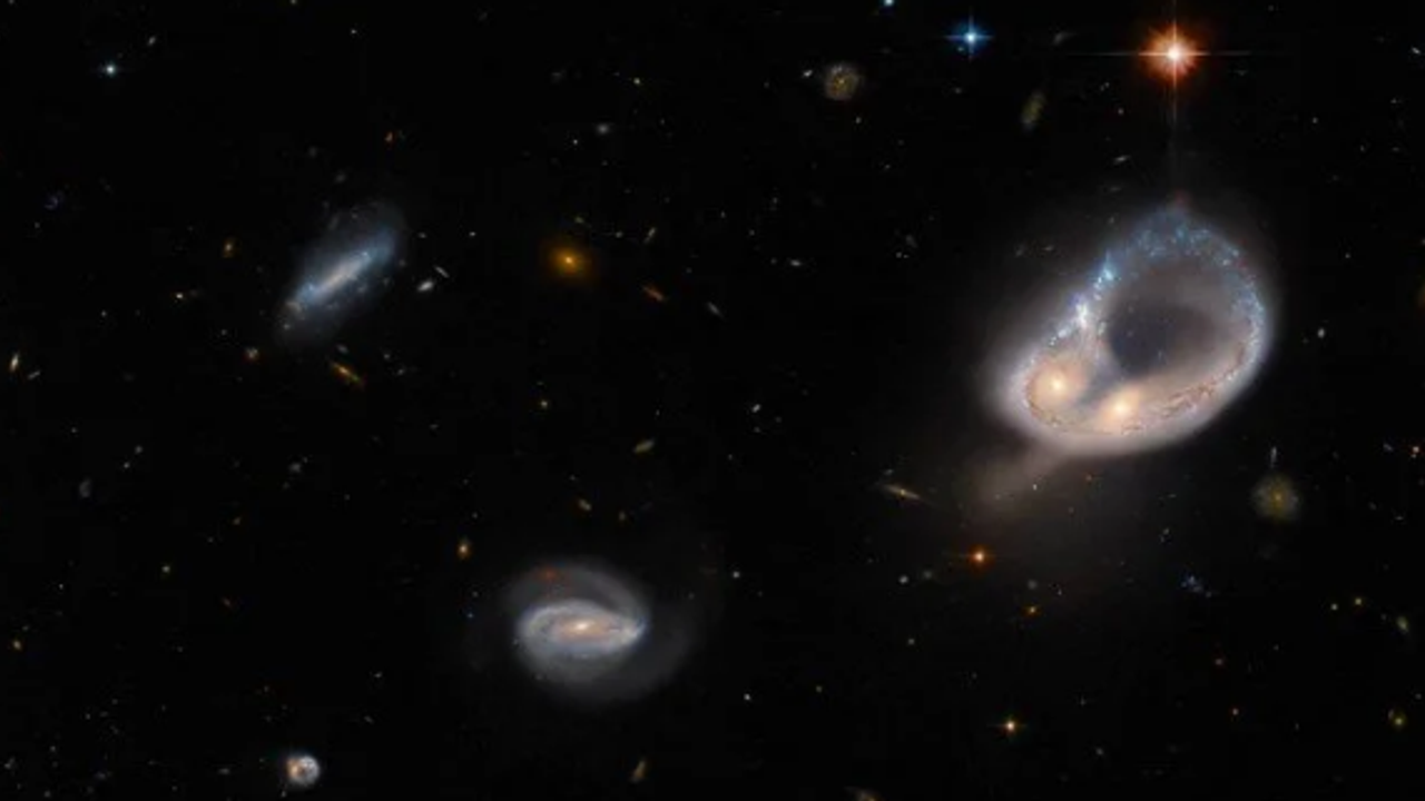 Hubble sıra dışı galaksi birleşimini yakaladı