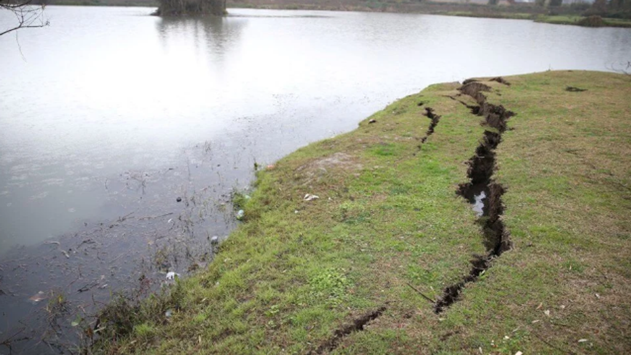 Düzce depreminin ardından toprakta kırılmalar oluştu