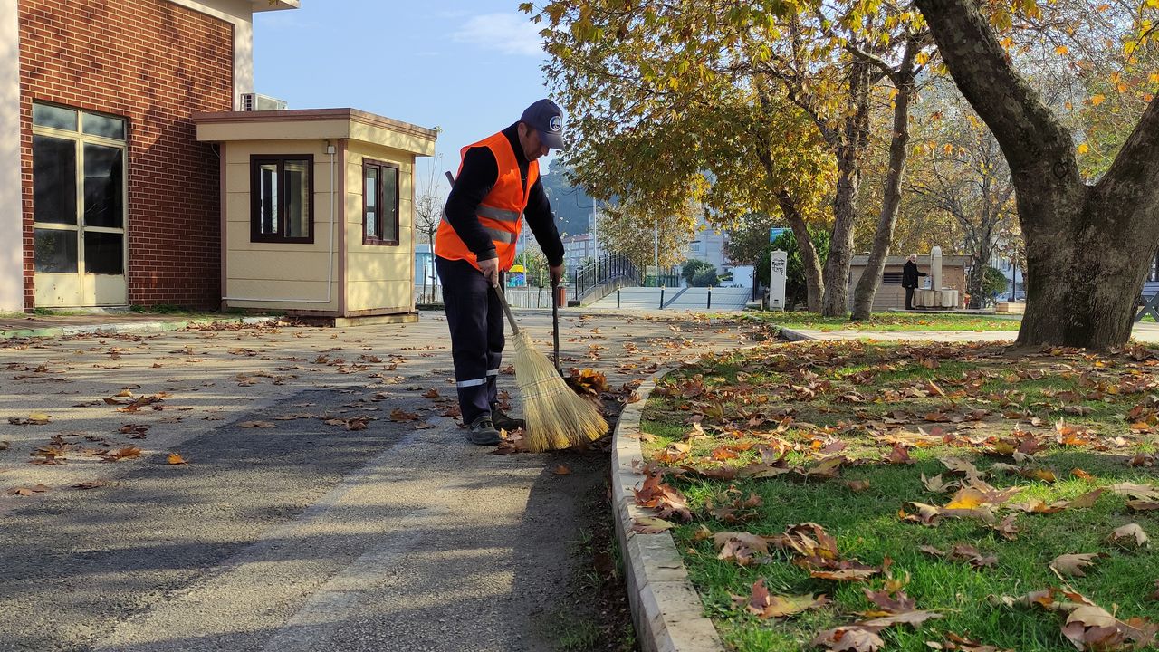 Bursa'da temiz görevlisiyle sokak köpeğinin yürek ısıtan dostluğu