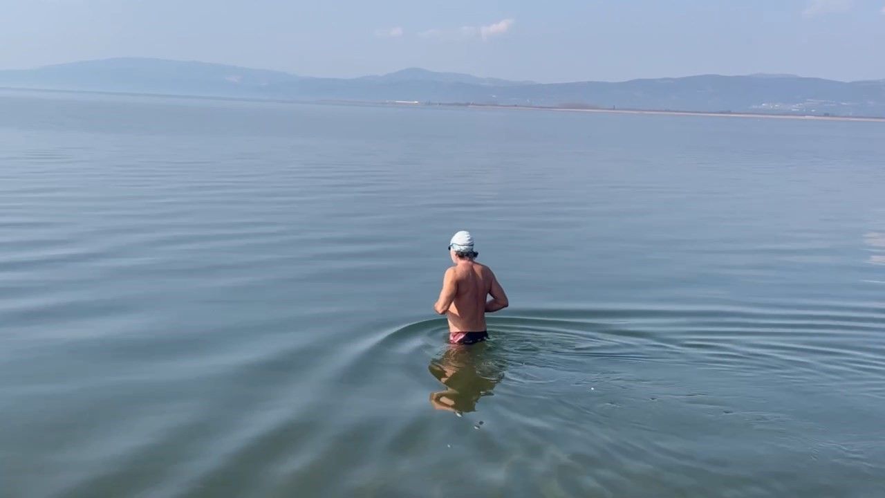 Bursa'da kış soğuğuna aldırmadan göle girdiler