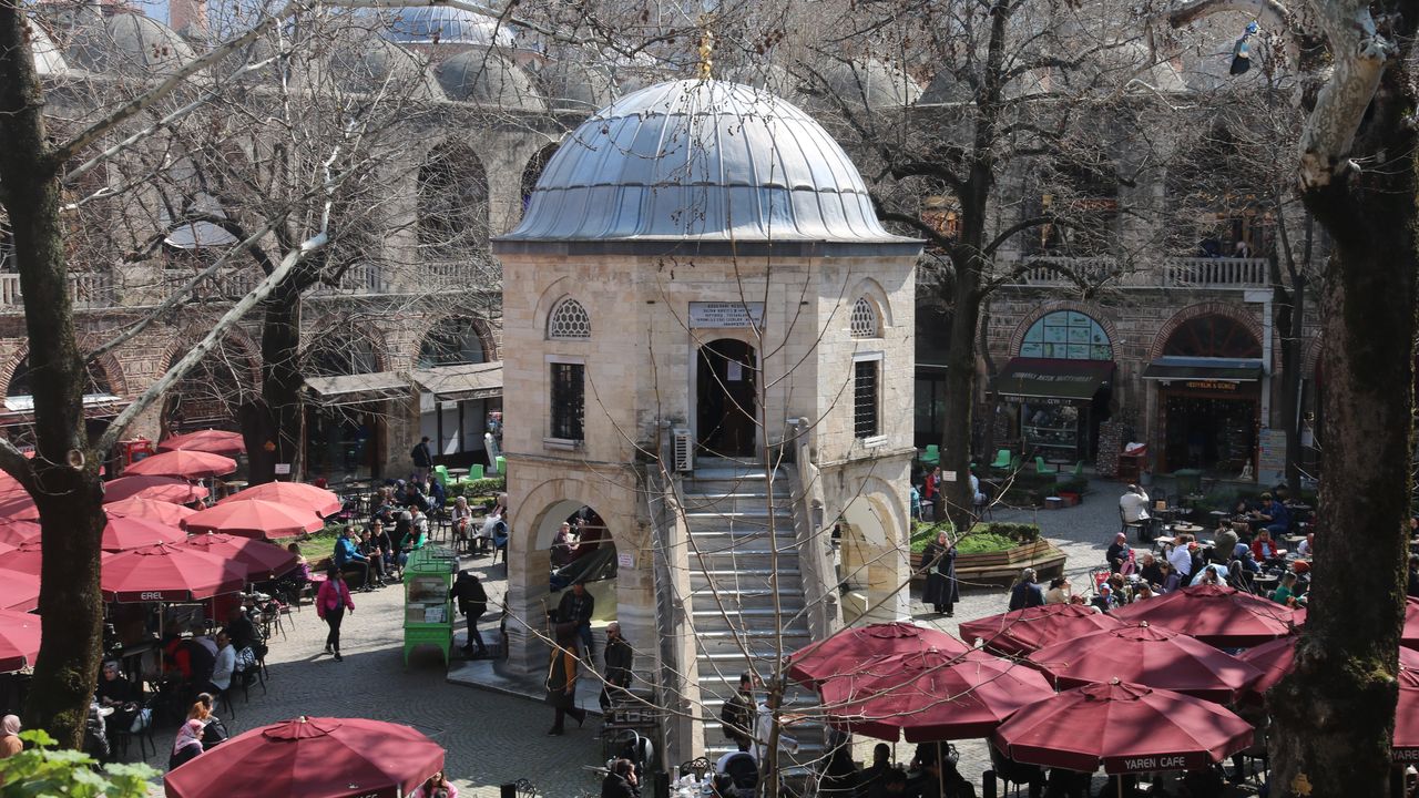 Bursa'da handa bulunan mescit mimarisiyle dikkat çekiyor