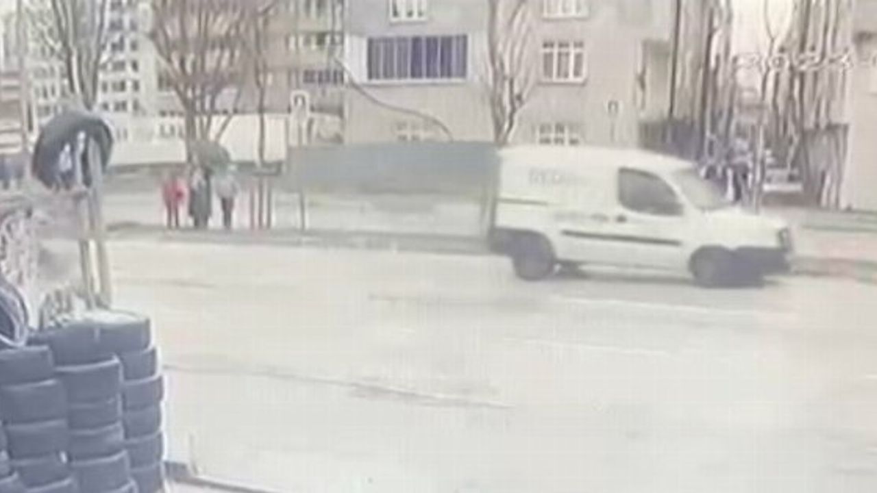 Bursa'da okula giderken otomobil çarptı!
