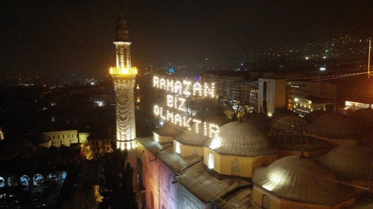 624 yıllık Bursa Ulu Cami'ye asılan Ramazan mahyası geceyi aydınlattı