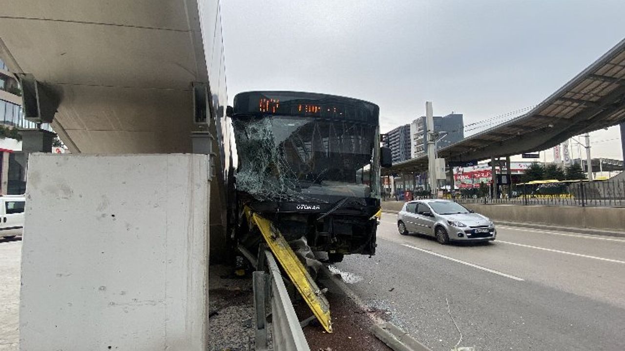 Bursa'da belediye otobüsü bariyerlere saplandı! Çok sayıda yaralı var...