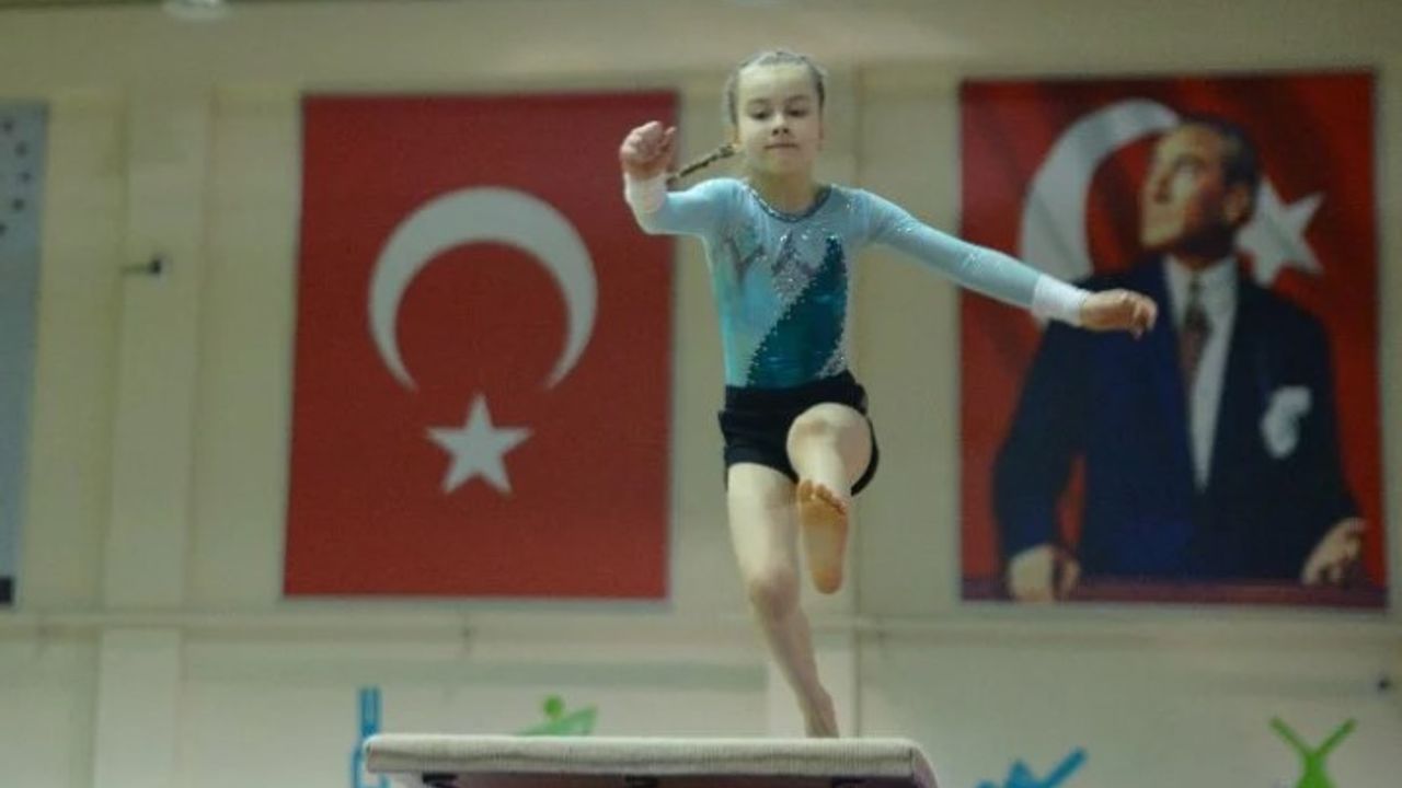 Jimnastik şampiyonu Elvan, eğitimini Ukrayna'da, antrenmanlarını Bursa'da sürdürüyor
