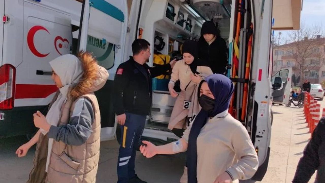 Bursa'da çok sayıda öğrenci hastaneye kaldırıldı