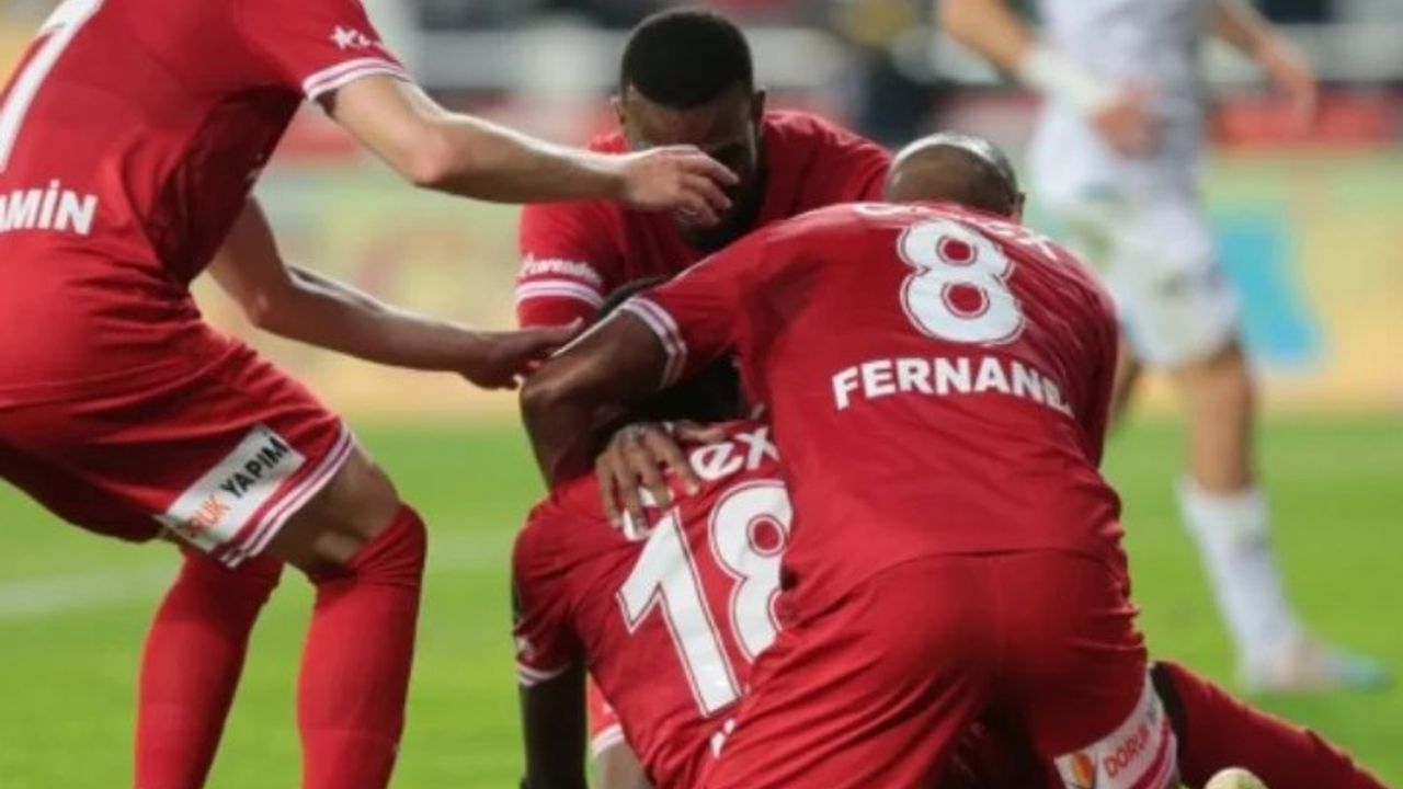 4 gollü Akdeniz derbisi Antalyaspor'un