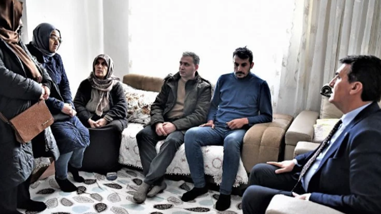 Bursa Osmangazi Belediye Başkanı Dündar'dan depremzedelere ziyaret