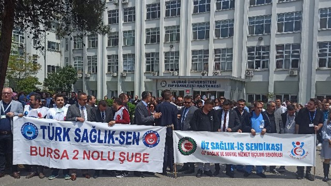 Bursa'da sağlık çalışanları Profesör Biçer'e yapılan silahlı saldırıyı kınadı